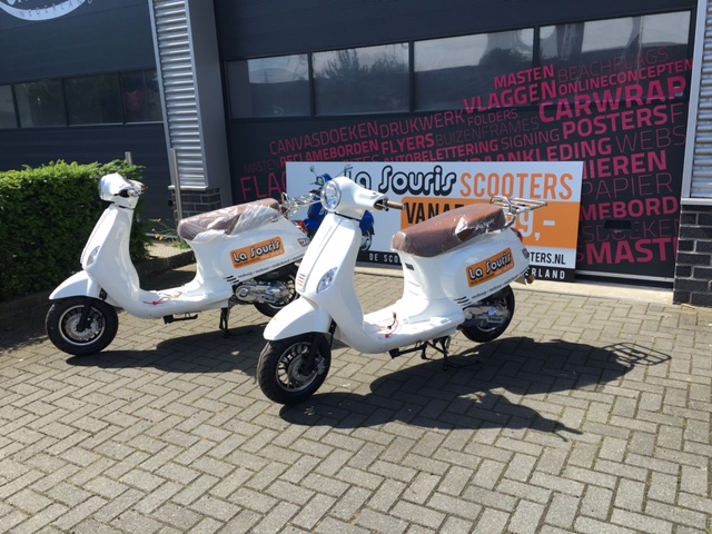 Opvallende reclame voor La Souris Scooters