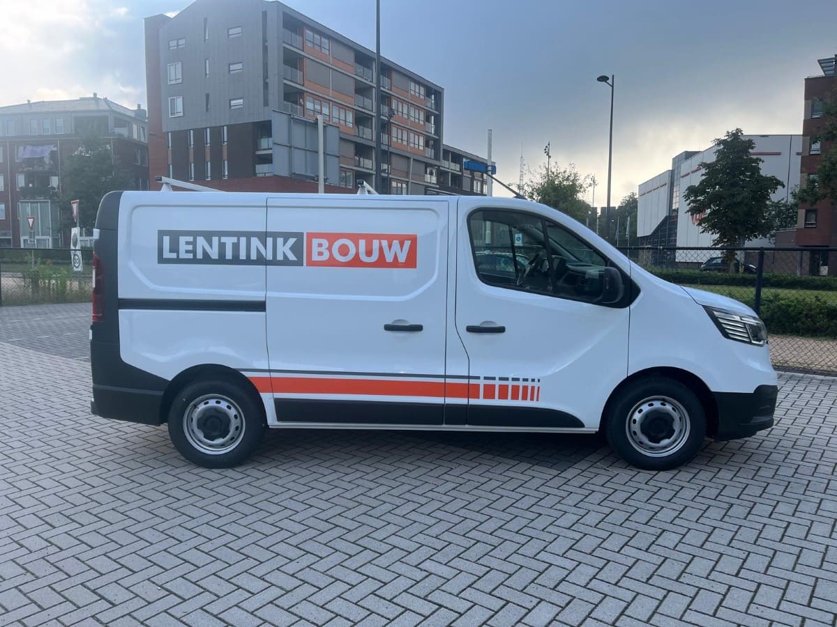 Busbelettering voor Lentink Bouw