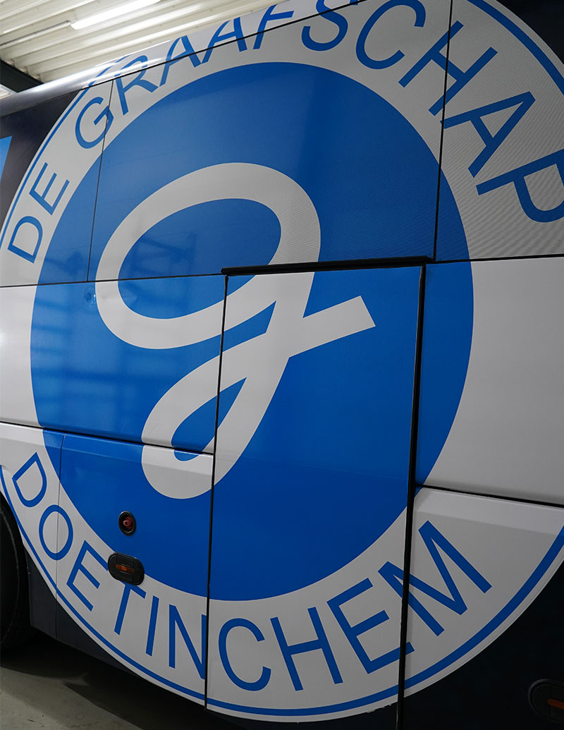 Iconische spelersbus de Graafschap met nieuw Logo