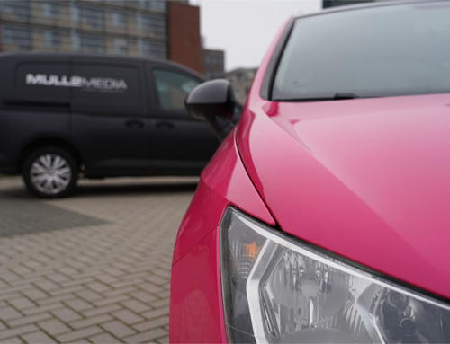 Roze bolide kleurt de parkeerplaats van Mull2media